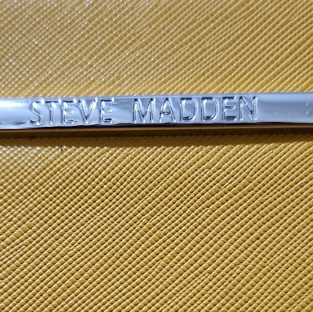 Steve Madden Yellow and Silver Crossbody Bag with Unique Wing Design - Picture 2 of 11